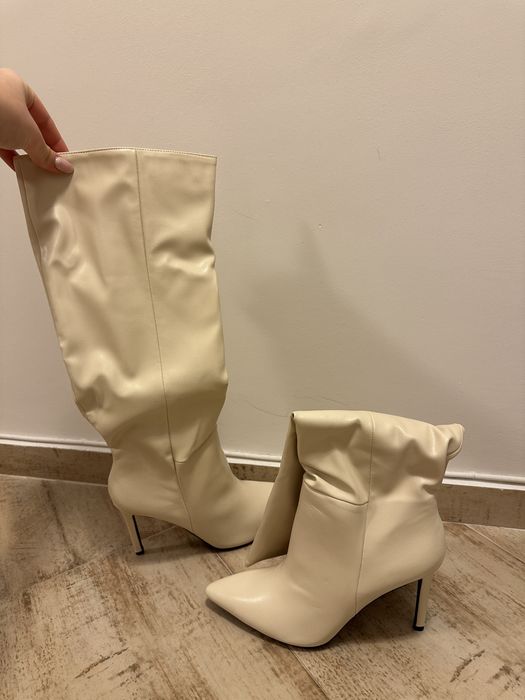 Бежови ботуши на ток