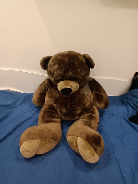 Голям мечок и плюшени играчки