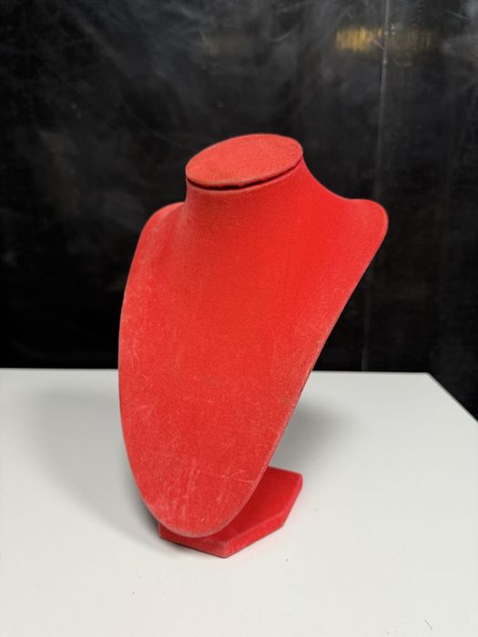 Бюстове и стойки за бижута