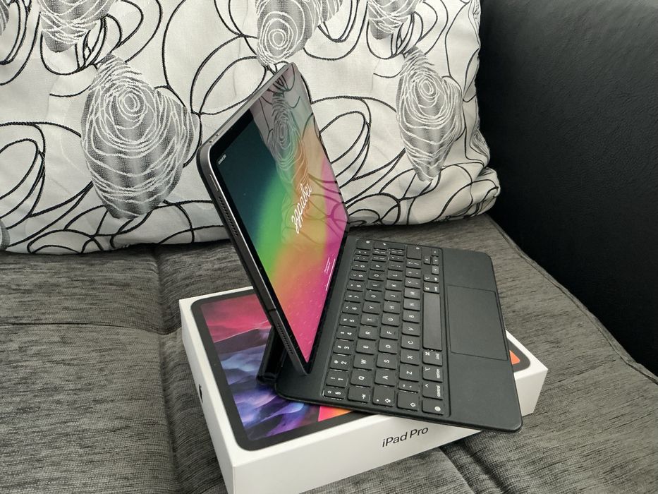 Отличен iPad Pro 11” WiFi + Cellular (2nd Generation) с Magic Keyboard
