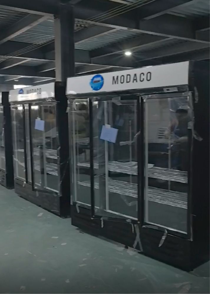 Vitrina frigorifica verticala cu 3 usi NOUA