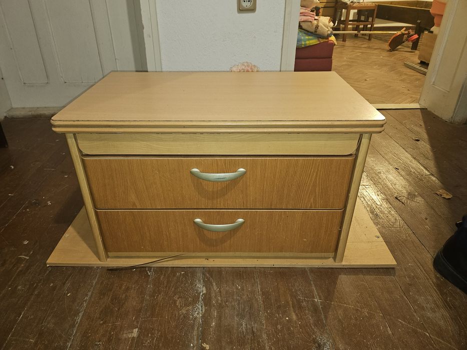 Продавам шкаф с чекмеджета и разгъващ се плот (подходящ за карав