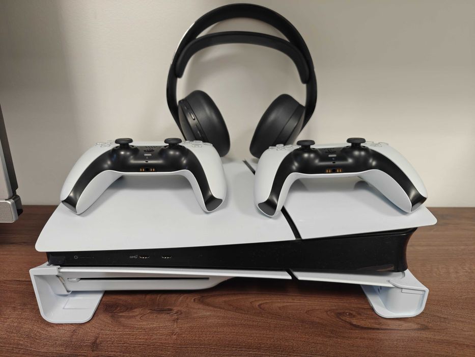 PS 5 Slim Disk version + 2 manete FIFA 25 inclus