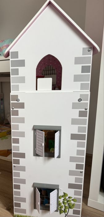 Дървена къща за кукли с много мебели и семейство