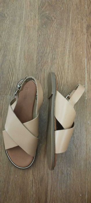 продам новые сандалии
