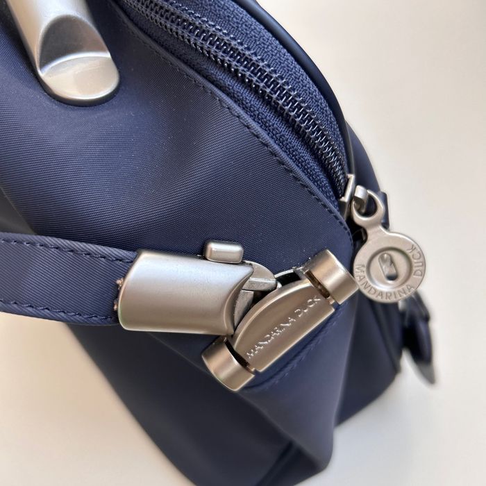 Mandarina duck страхотна чанта в тъмно синьо