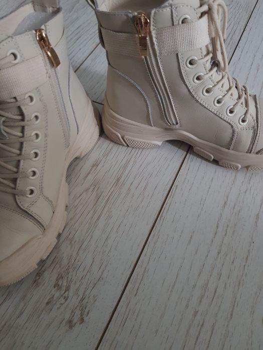 Ghete fetite din piele naturală