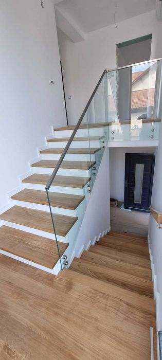 Balustrada din sticla securizata cu prindere in conectori