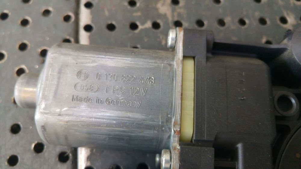 Motoras macara dreapta fata renault megane 3 807301396r 0130822478