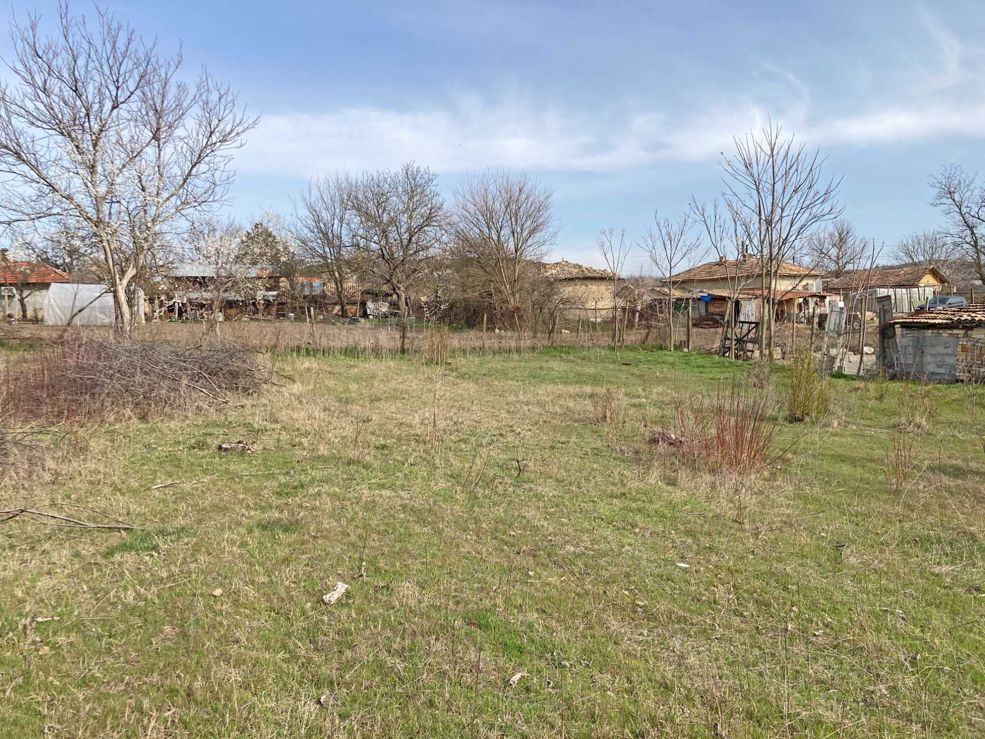 Продава парцел 1 дка в с. Енево (общ. Нови пазар, обл. Шумен). С вода!