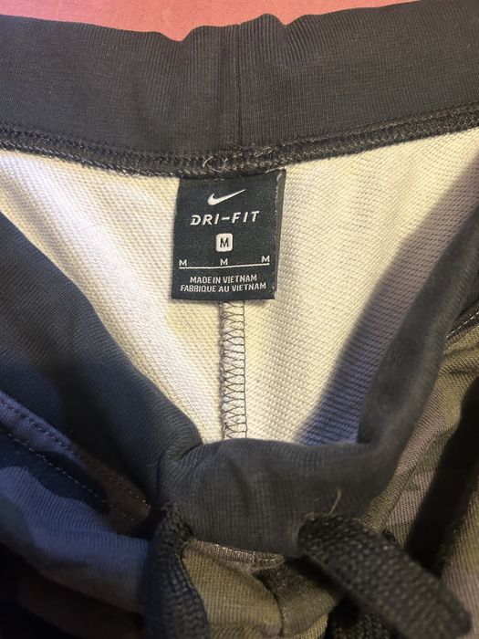 Камуфлажен dri-fit nike анцуг