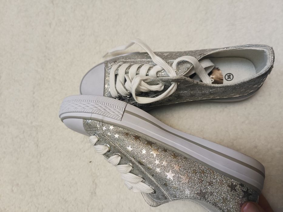 Teniși noi gri cu steluțe