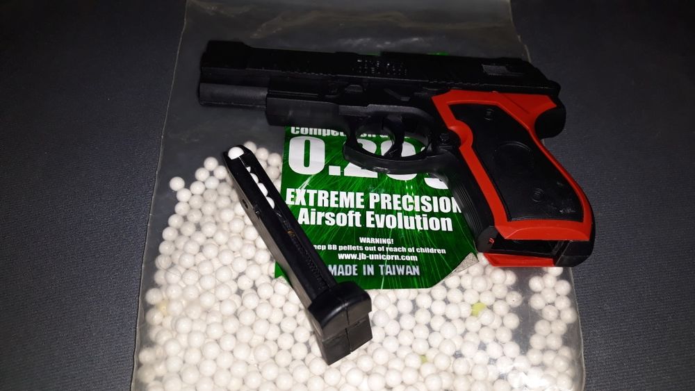 Pistol cu bile tip airsoft