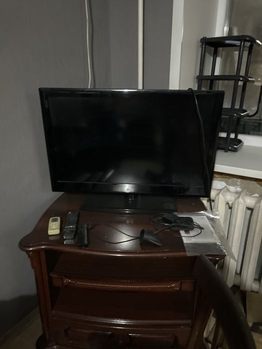 Телевизор и камод