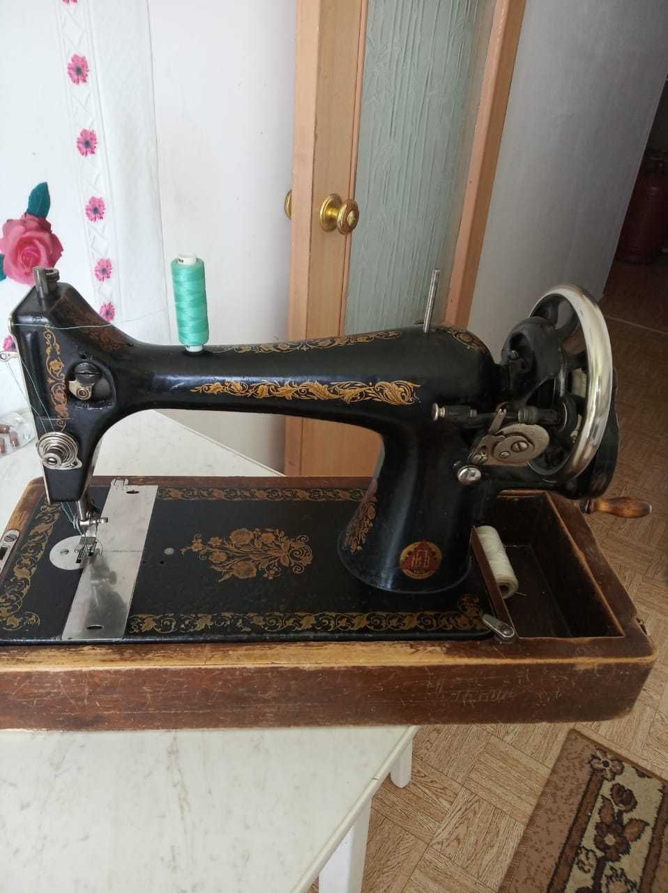Продам старинную швейную машинку