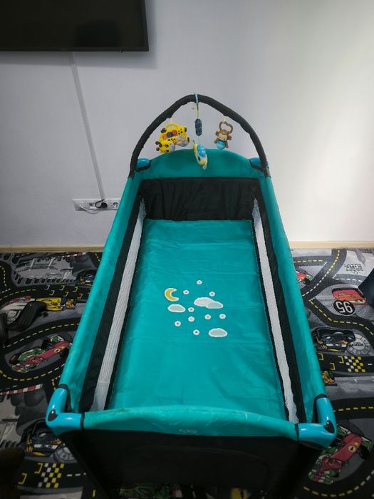 Pătuț pliabil pe două nivele