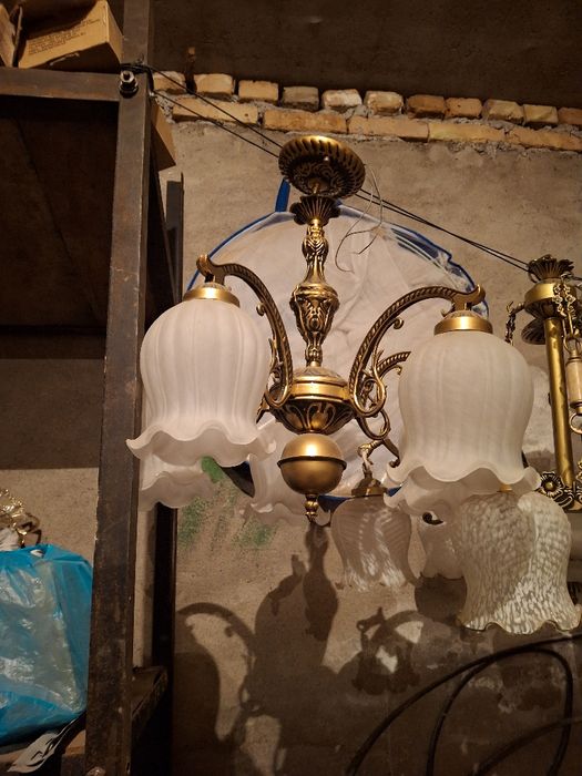 Люстра sotiladi har xil