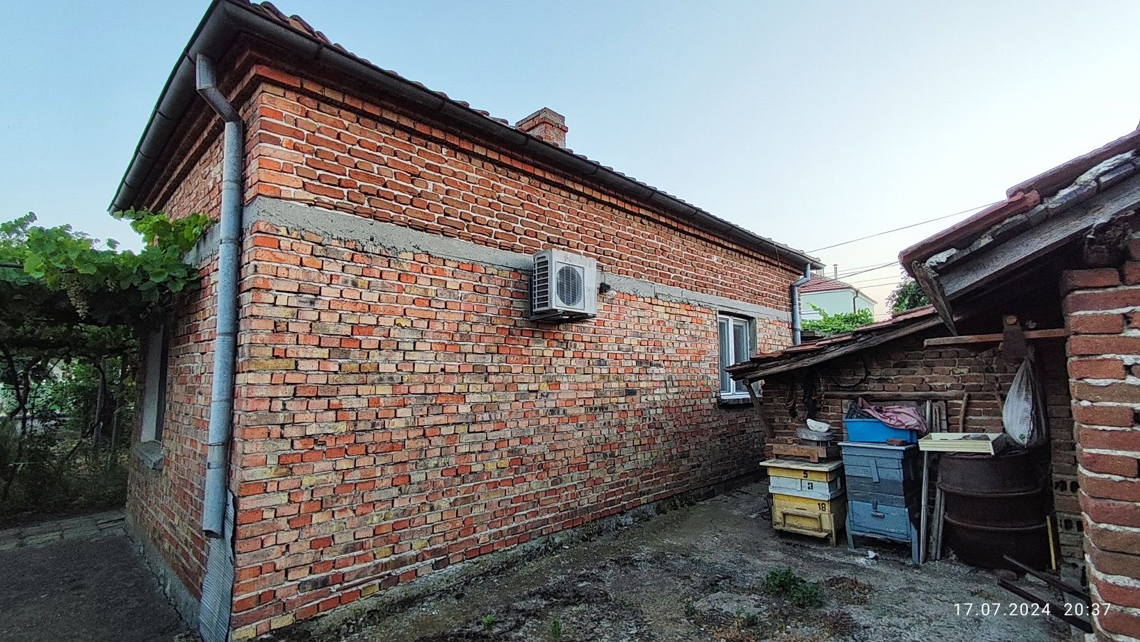 Къща за продажба гр. Камено, две сгради, гараж и двор УПИ 630 кв.м,  Р