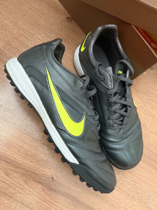Футбольные бутсы Nike