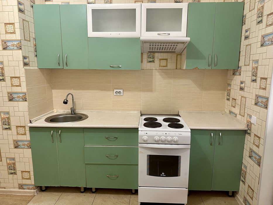 Кухня с электроплитой раковиной и смесителем