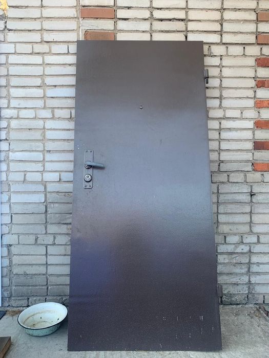 Дверь уличная, железная