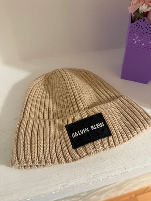 Шапки новые отдам недорого