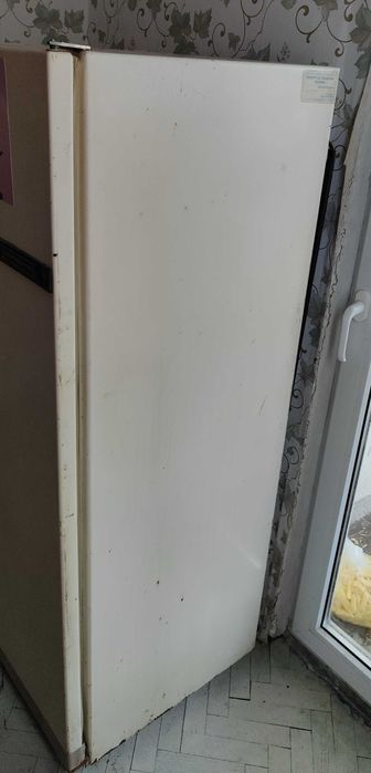 Продавам тих и напълно работещ хладилник с камера