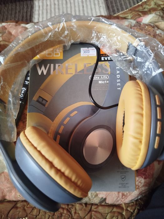 Продаются наушники.