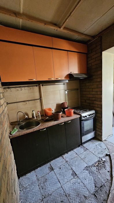 Kuxniya sotiladi srochne