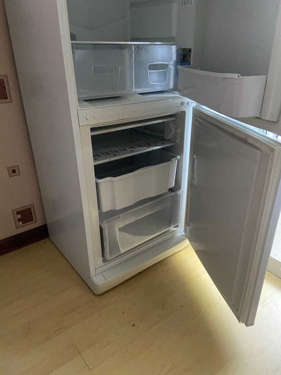 Холодильник Indesit — работает отлично! Недорого!