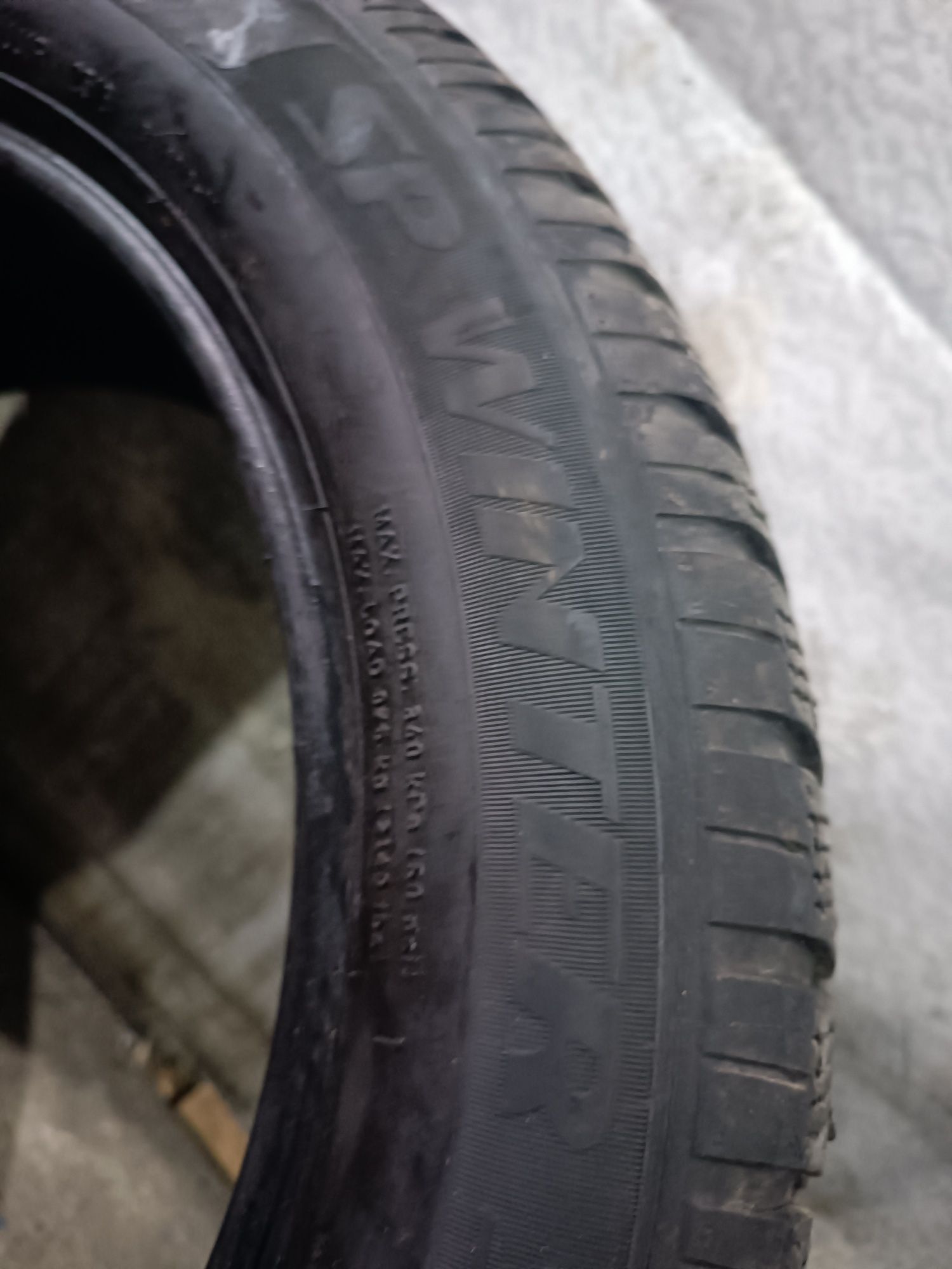 255/50/19 Dunlop .