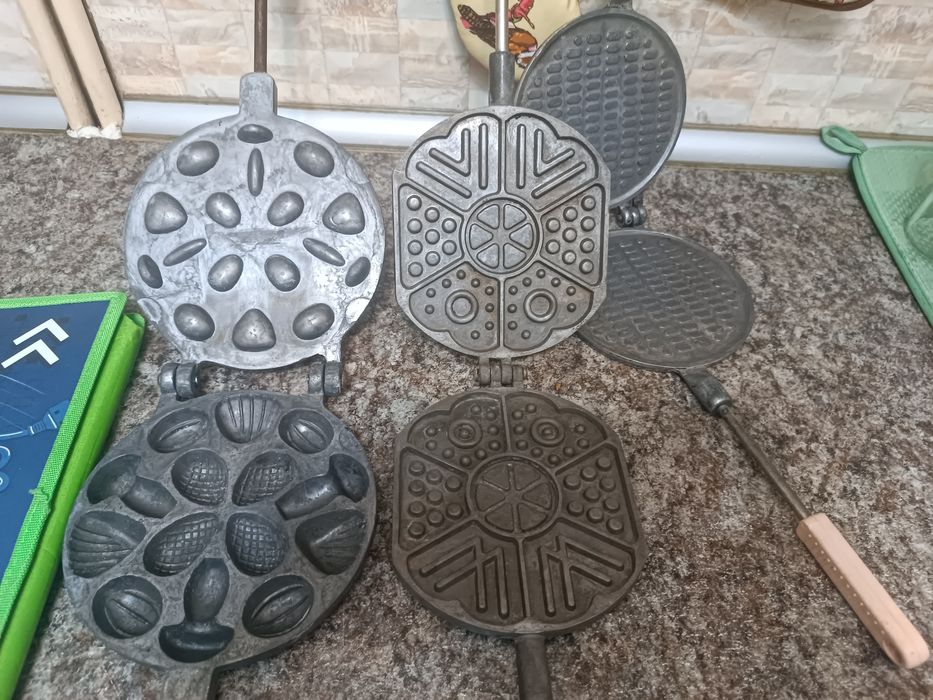 Орешница,вафельница и форма для печенья,мантоварка,тарелки и сервиз