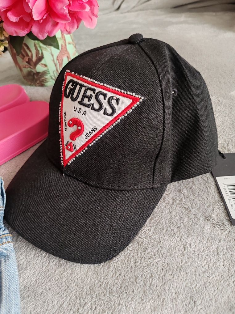 Нова с етикет шапка с козирка Guess