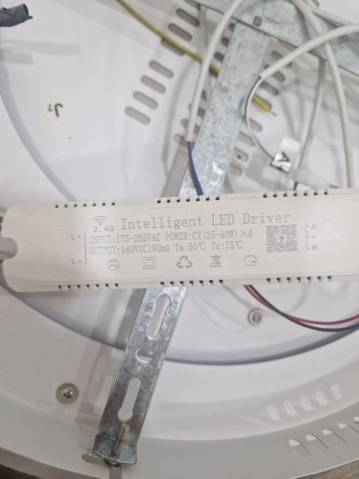 Продам потолочную люстру LED