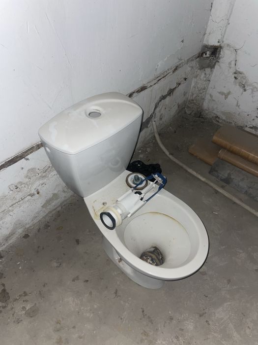 Продам унитазы с бочком