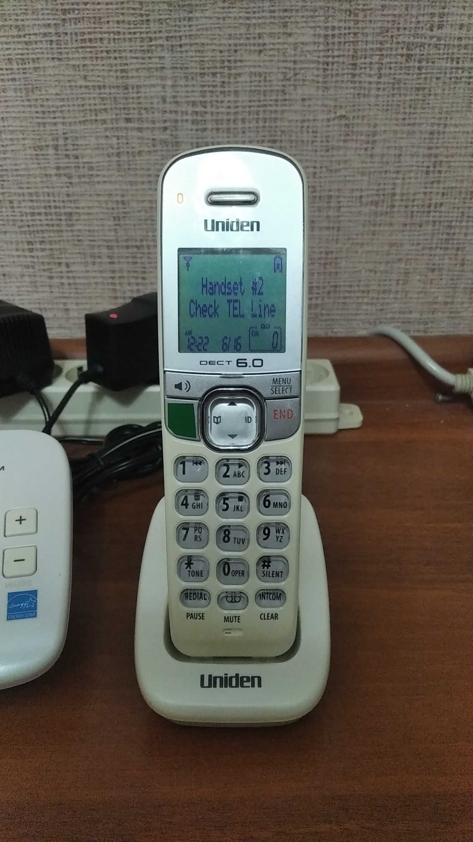 Продам радиотелефон UNIDEN две трубки на один телефонный номер.