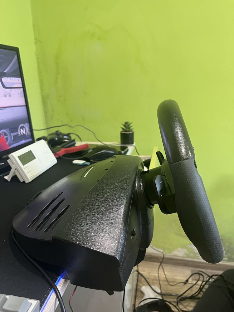 Продавам Волан за playstation 3/4 на марка:THRUSTMASTER T80
