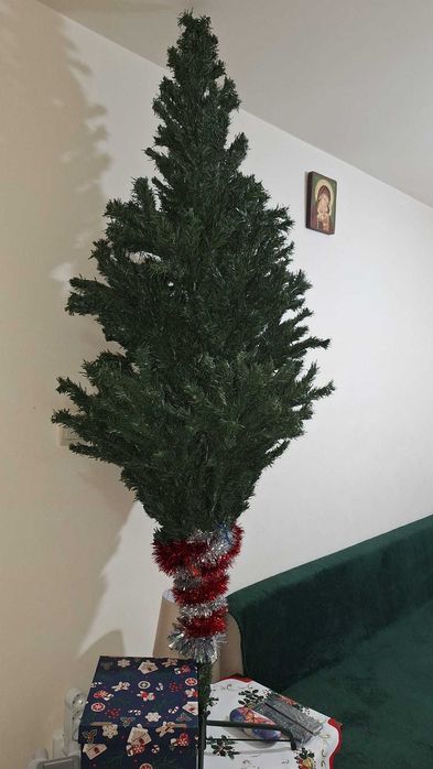 2 brazi artificiali 1,8m si 2,2m + 2 ghirlande brad 2m fiecare