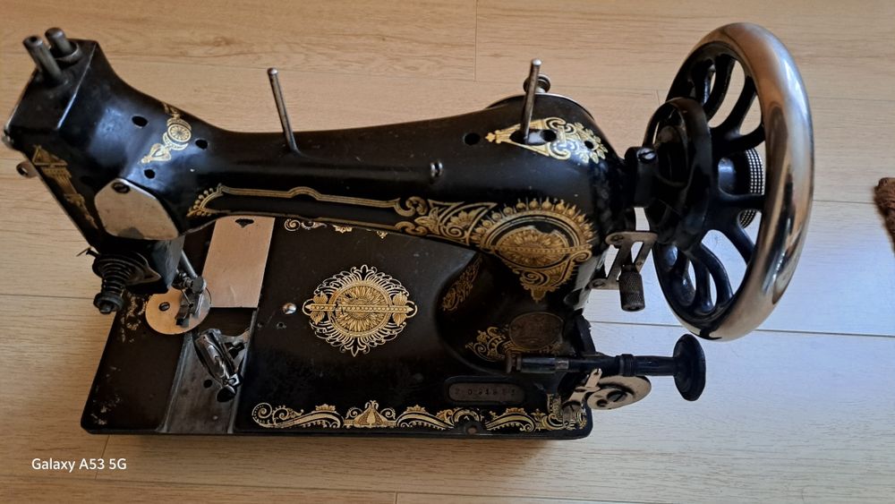 Vând masina de cusut Singer Model 15k