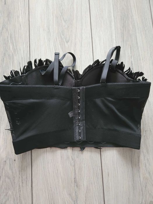 Черно бюстие с пера