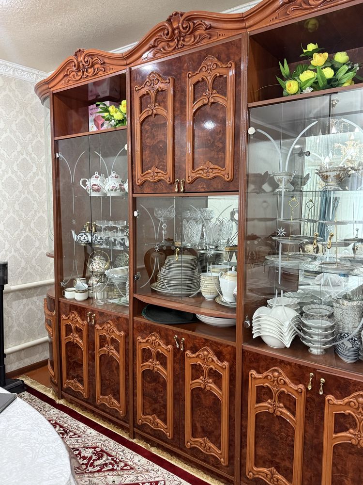 Продам классическую шкаф для посуды