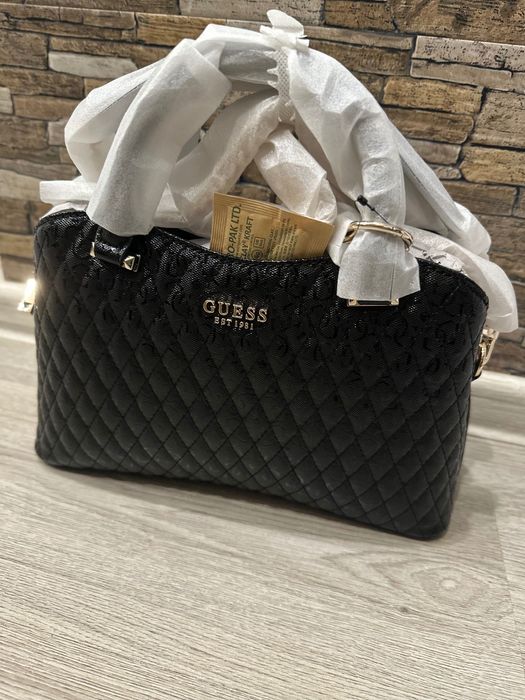 Чисто нови оригинални чанти на Guess оригинални чанти намалени