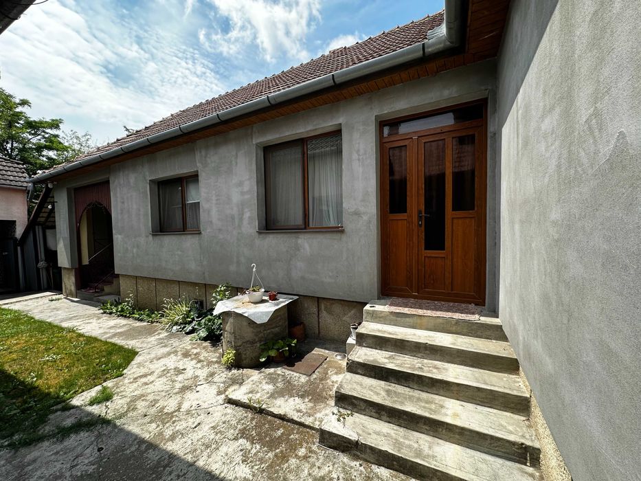 Vând casă cu grădină în Pericei.