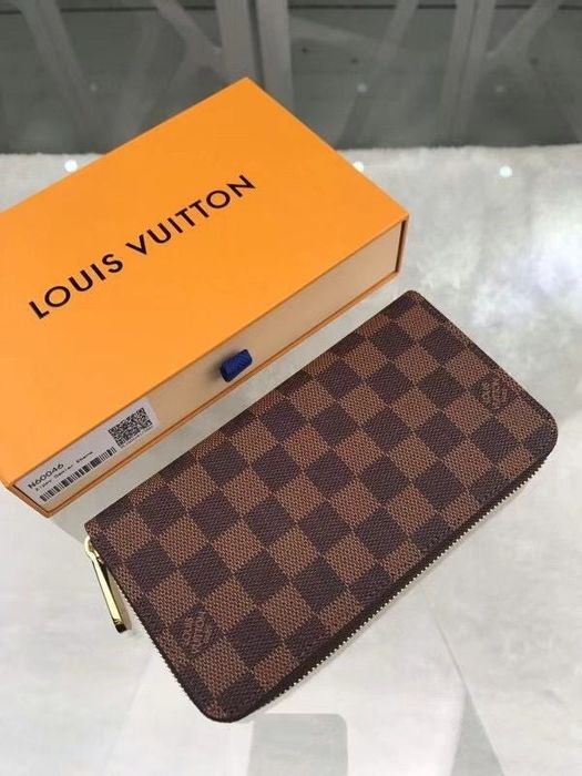 клатчи LV , Hermes ,Prada ,