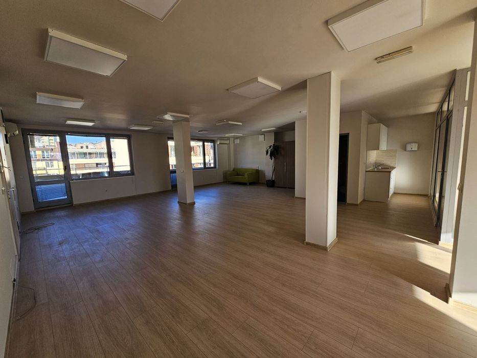 Светъл и просторен офис на централна локация! ж.к. Банишора!