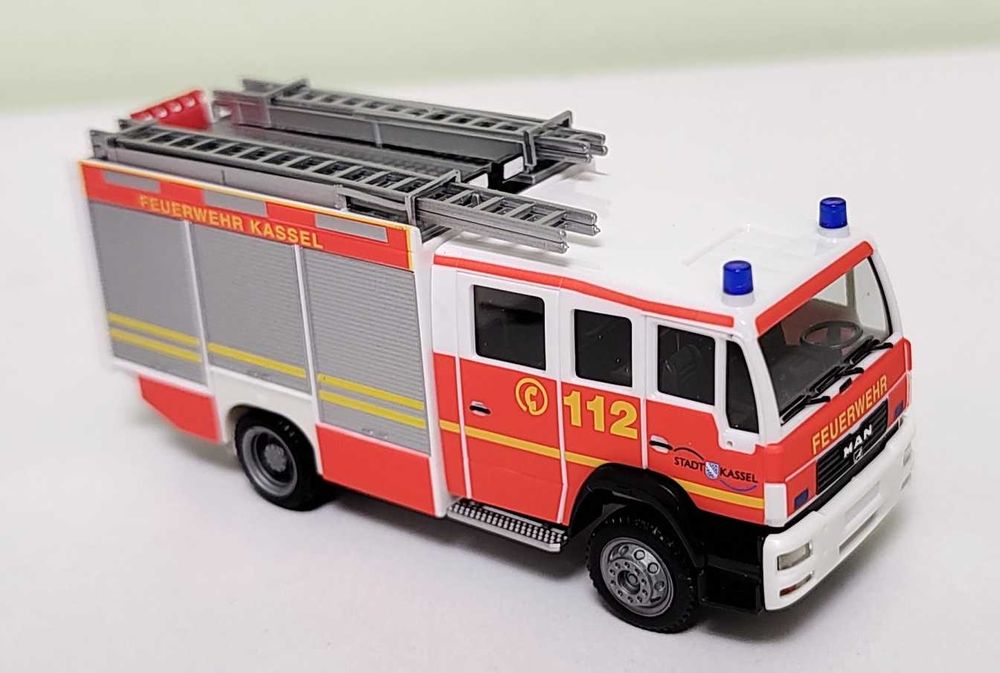Macheta 1:87 camion pompieri Man LE2000 LF HERPA 046664, diorama H0