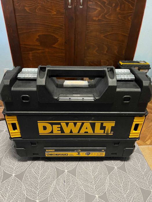 Винтоверт Dewalt DCD709