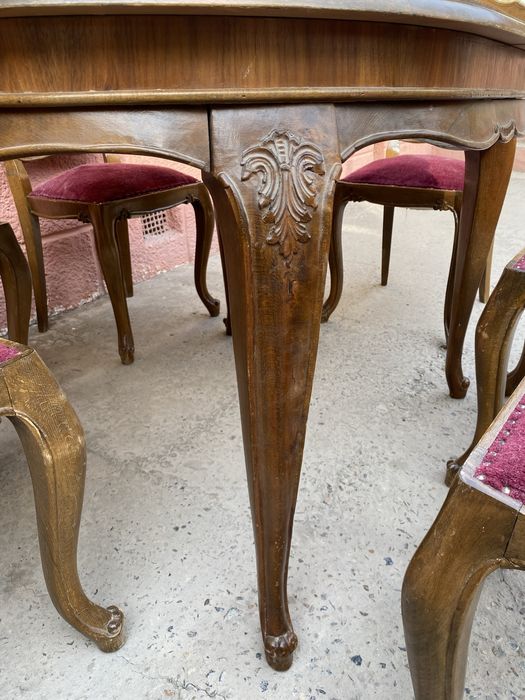 продается стол и стулия ношки ливинний антиквар нормалном состоянийизо