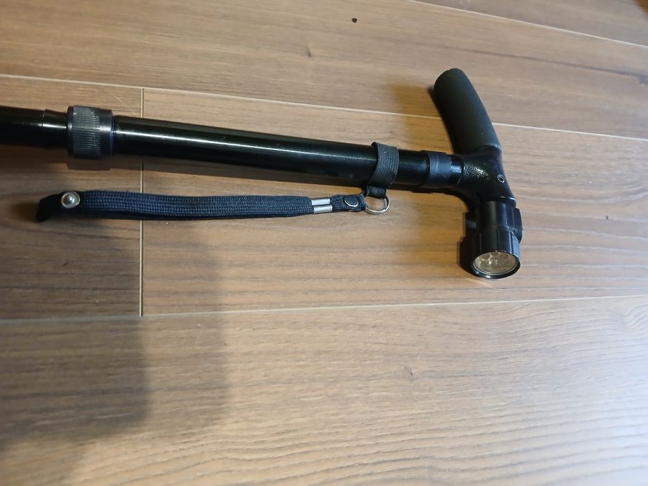 Бастун лек сгъваем,със фенер .