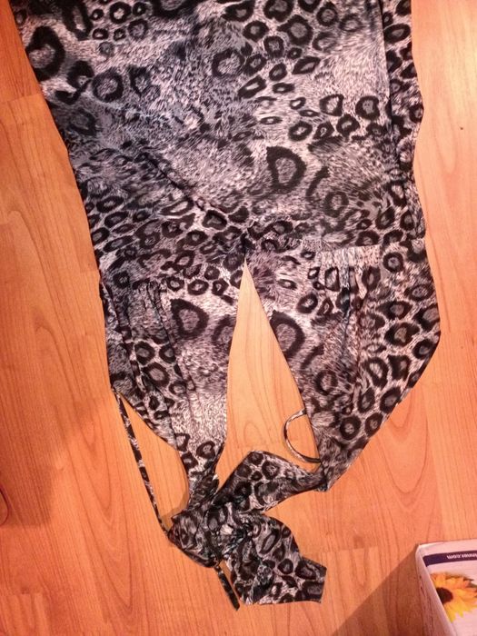 Rochie dama M cu despicaturi pe picioare